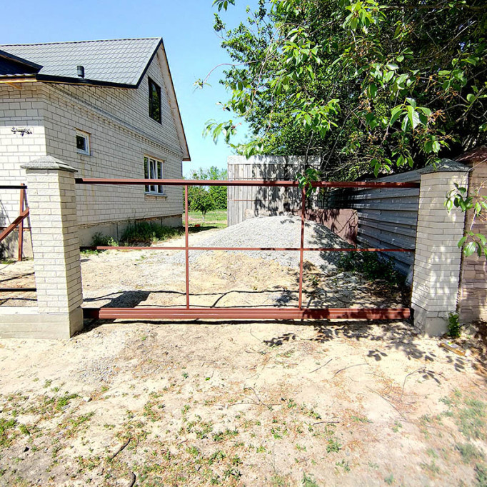 Каркаси відкатних воріт: чому заводське виробництво вигідніше за зварювання на місці