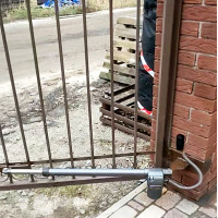 Монтаж автоматики на розпашні ворота в Києві та київській області Монтаж автоматики на розпашні ворота в Києві та київській області
