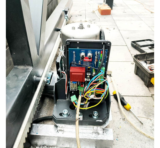 Монтаж автоматики на відкатні ворота в Києві та київській області